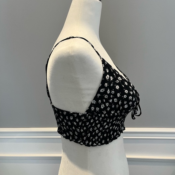 Garage crop tank top black with white flowers size small 55% viscose 45% rayon - Picture 3 of 4